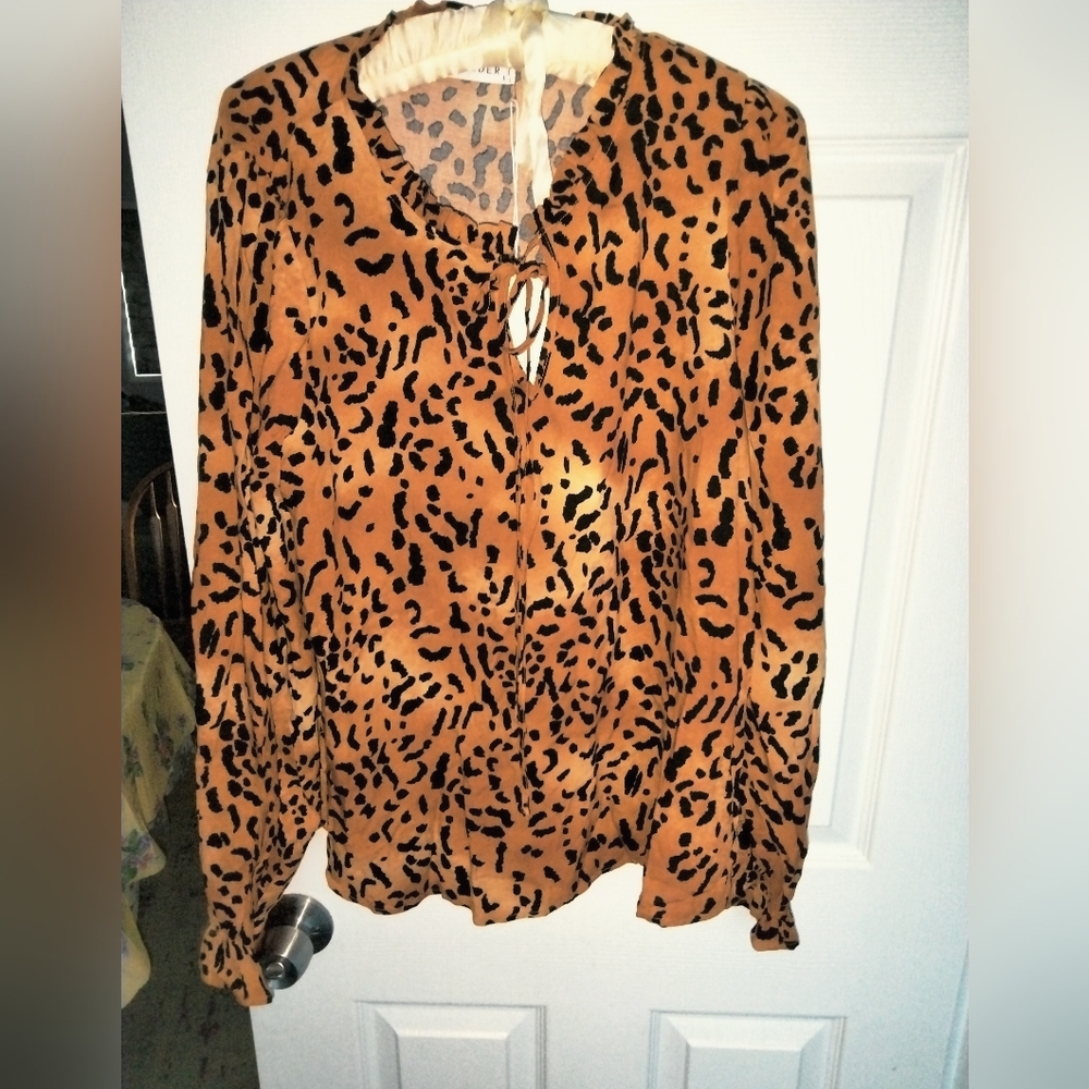 Leopard Print Women's Top Emily Wonder Size Large NWT 🆕